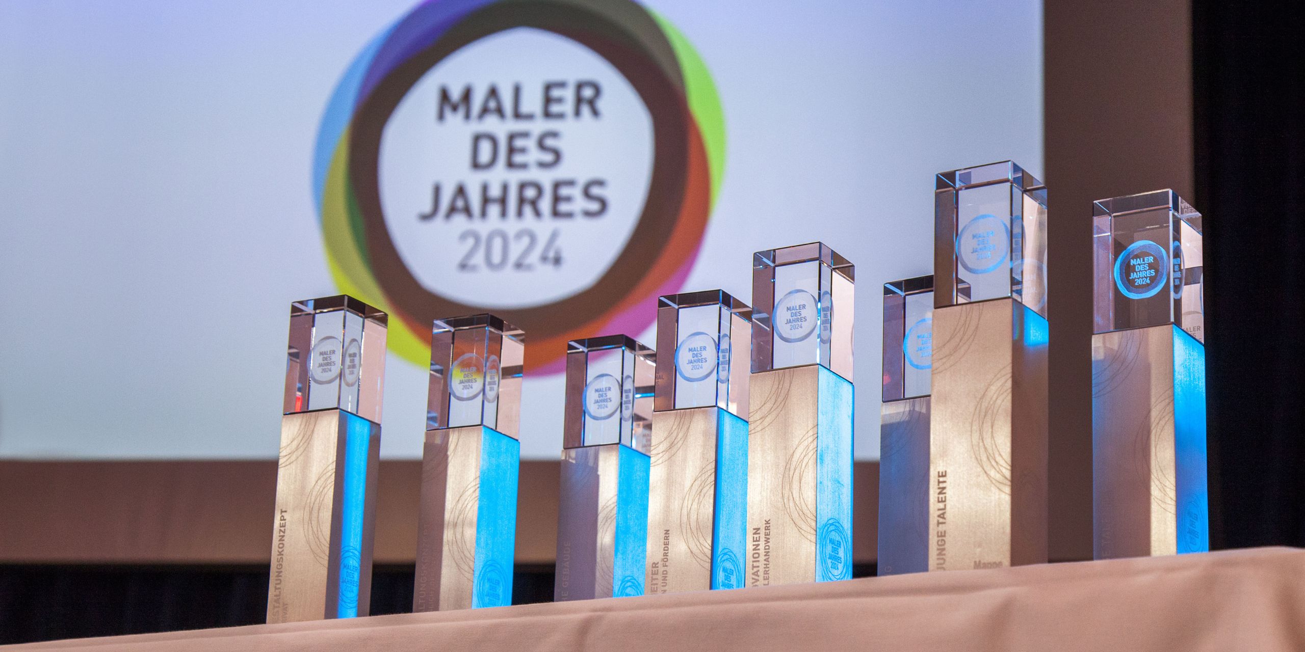 Detailaufnahme der Trophäen für die Auszeichnung zum Maler des Jahres